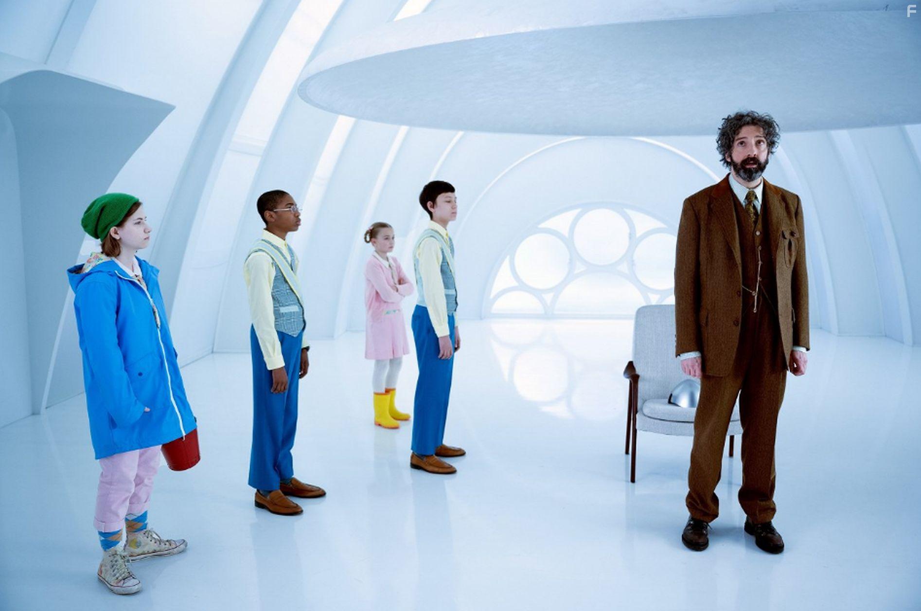 Tony Hale, Seth Carr, Emmy DeOliveira, Marta Kessler, and Mystic Inscho in Het mysterieuze Benedict Genootschap (2021)