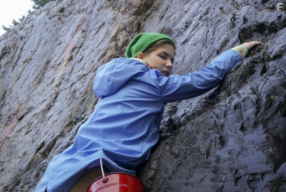 Emmy DeOliveira in Het mysterieuze Benedict Genootschap (2021)