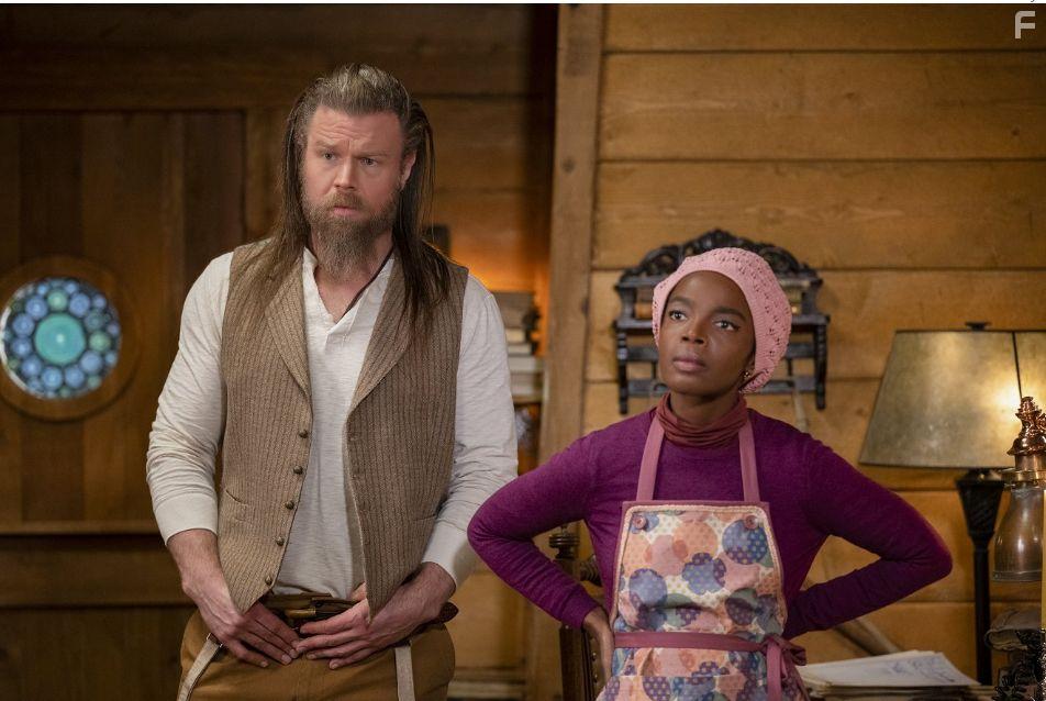 Ryan Hurst and MaameYaa Boafo in Het mysterieuze Benedict Genootschap (2021)