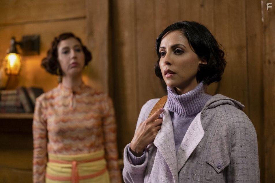 Kristen Schaal and Gia Sandhu in Het mysterieuze Benedict Genootschap (2021)