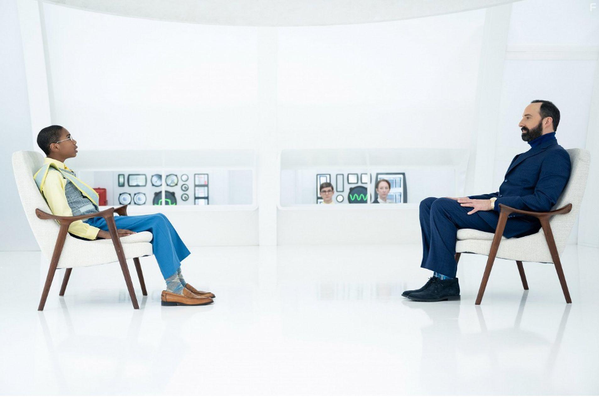 Tony Hale and Seth Carr in Het mysterieuze Benedict Genootschap (2021)