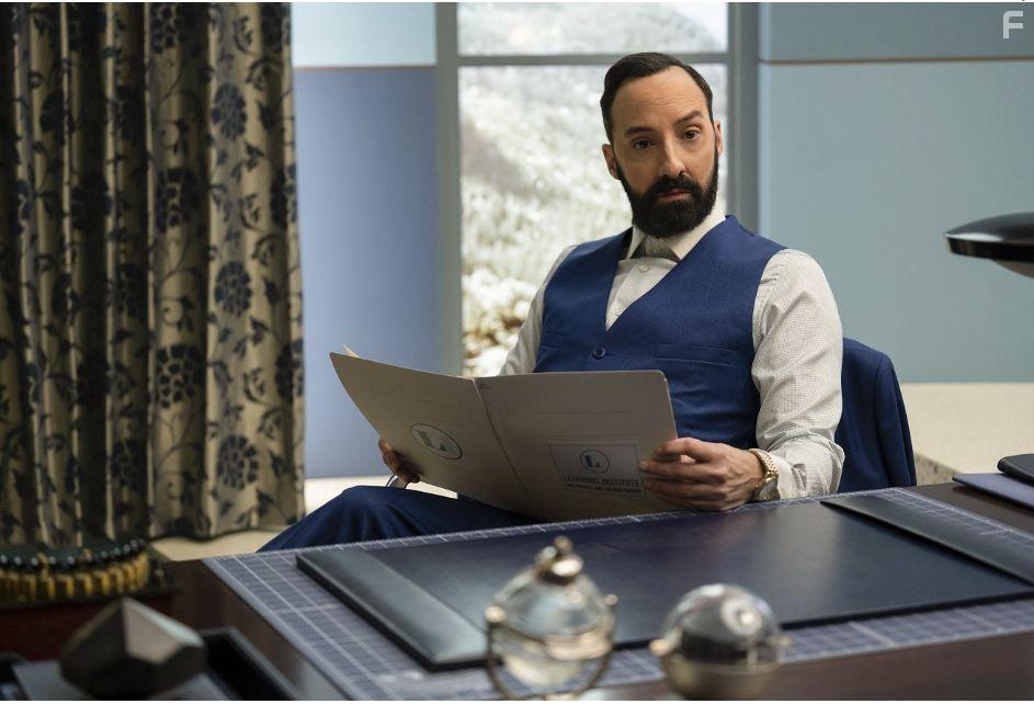 Tony Hale in Het mysterieuze Benedict Genootschap (2021)