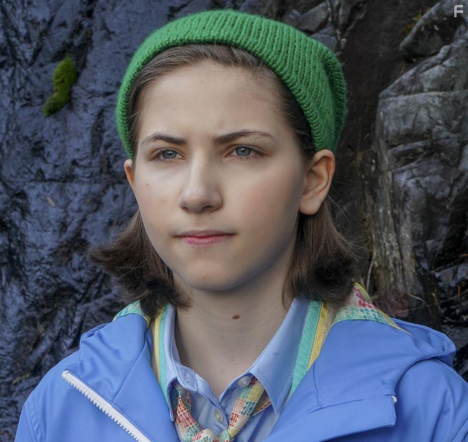 Emmy DeOliveira in Het mysterieuze Benedict Genootschap (2021)