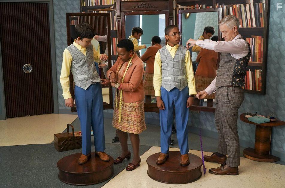 Seth Carr and Mystic Inscho in Het mysterieuze Benedict Genootschap (2021)