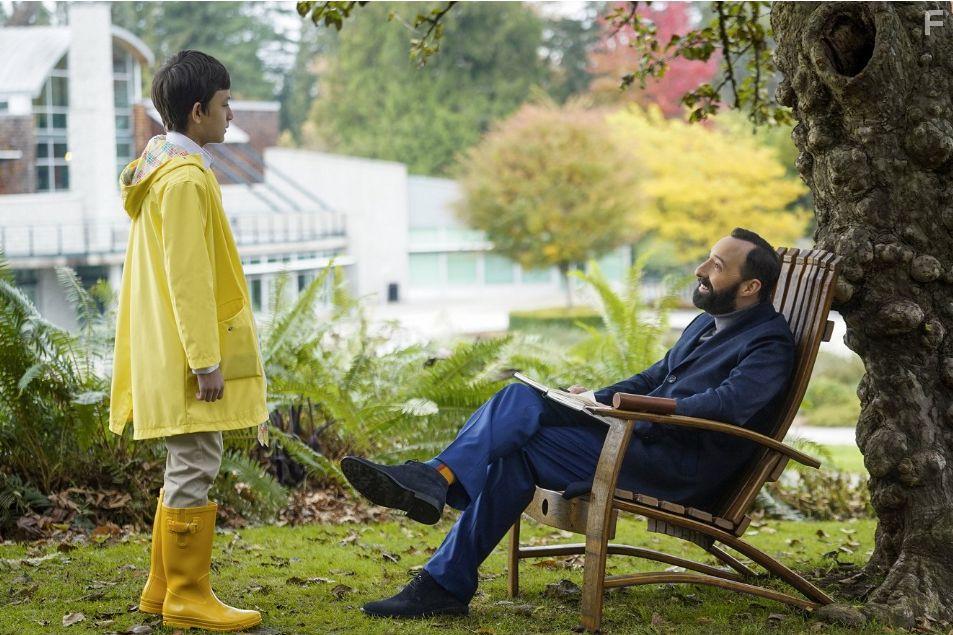 Tony Hale and Mystic Inscho in Het mysterieuze Benedict Genootschap (2021)