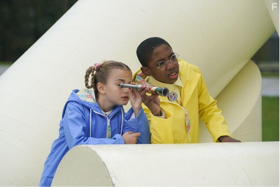 Seth Carr and Marta Kessler in Het mysterieuze Benedict Genootschap (2021)