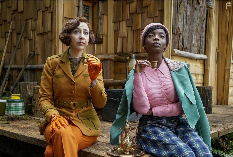 Kristen Schaal and MaameYaa Boafo in Het mysterieuze Benedict Genootschap (2021)