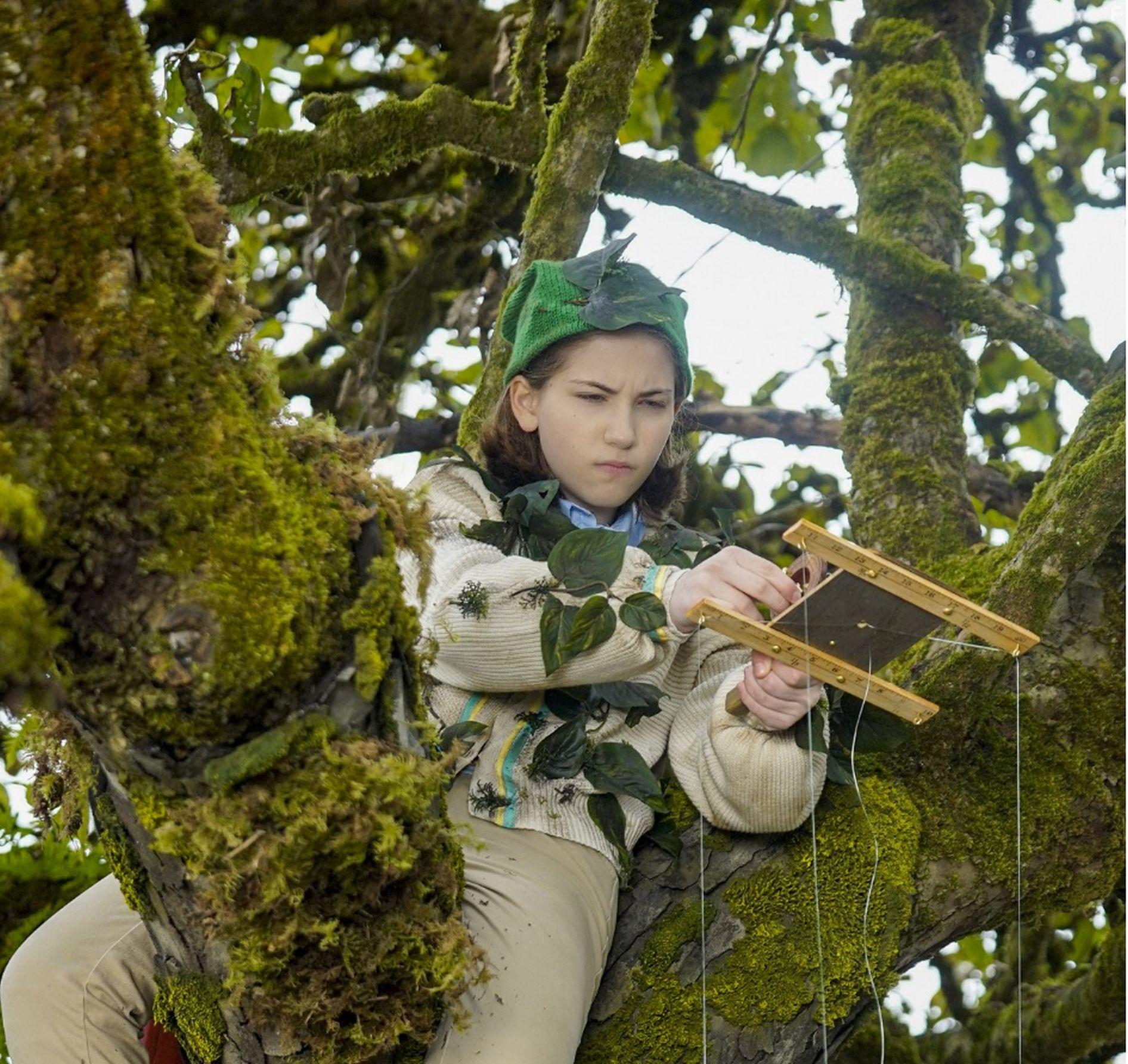 Emmy DeOliveira in Het mysterieuze Benedict Genootschap (2021)