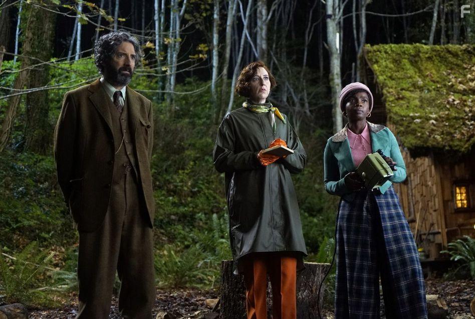 Tony Hale, Kristen Schaal, and MaameYaa Boafo in Het mysterieuze Benedict Genootschap (2021)