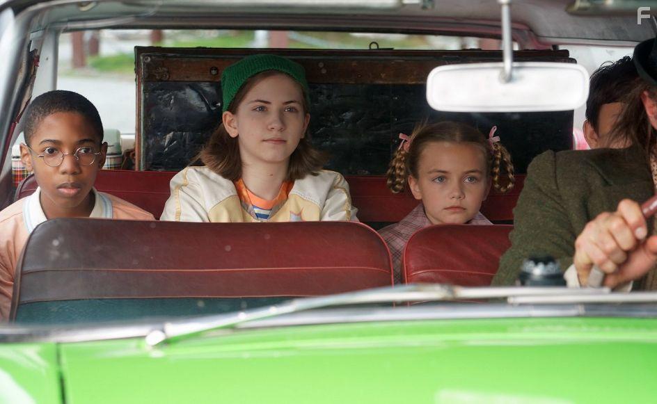 Seth Carr, Emmy DeOliveira, and Marta Kessler in Het mysterieuze Benedict Genootschap (2021)