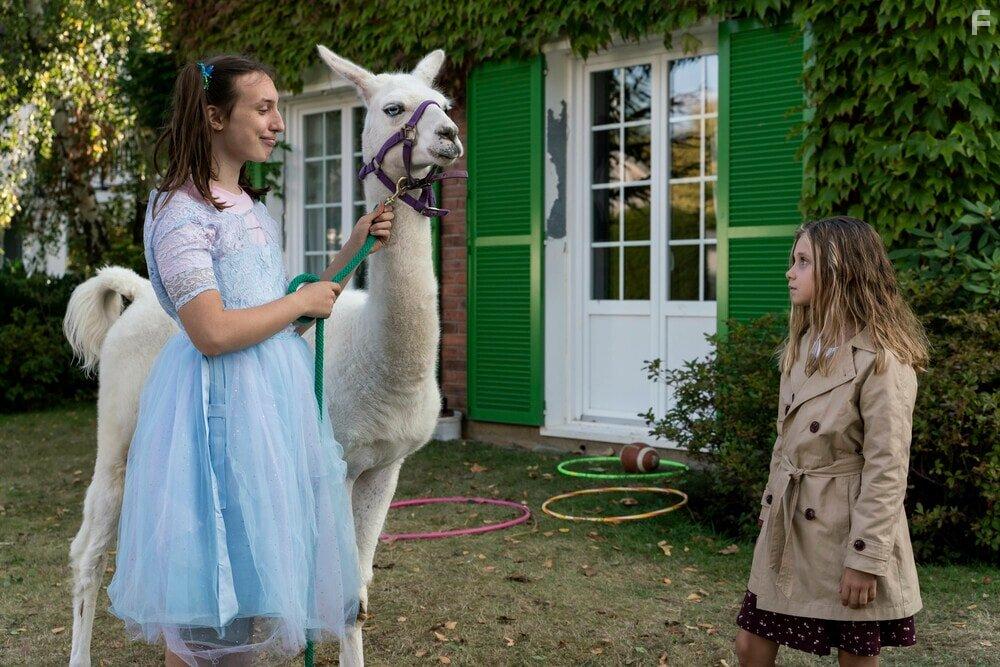 Rose de Kervenoal and Nils Othenin-Girard in Le sens de la famille (2020)