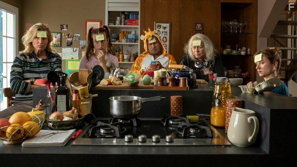 Franck Dubosc, Alexandra Lamy, Christiane Millet, Mathilde Roehrich, and Nils Othenin-Girard in Le sens de la famille (2020)