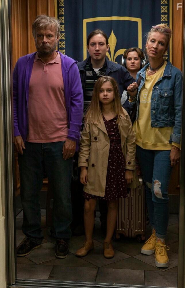 Franck Dubosc, Alexandra Lamy, Rose de Kervenoal, Mathilde Roehrich, and Nils Othenin-Girard in Le sens de la famille (2020)