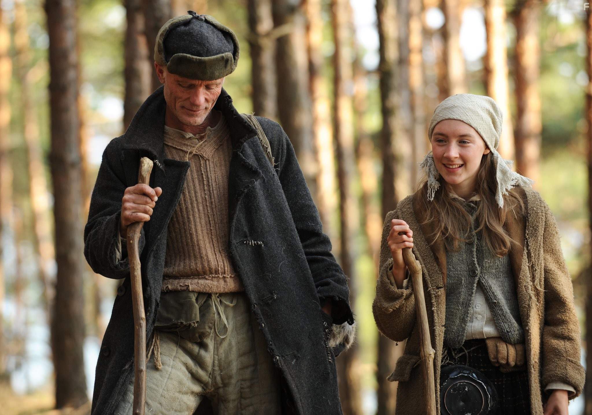 Ed Harris and Saoirse Ronan in Путь домой (2010)