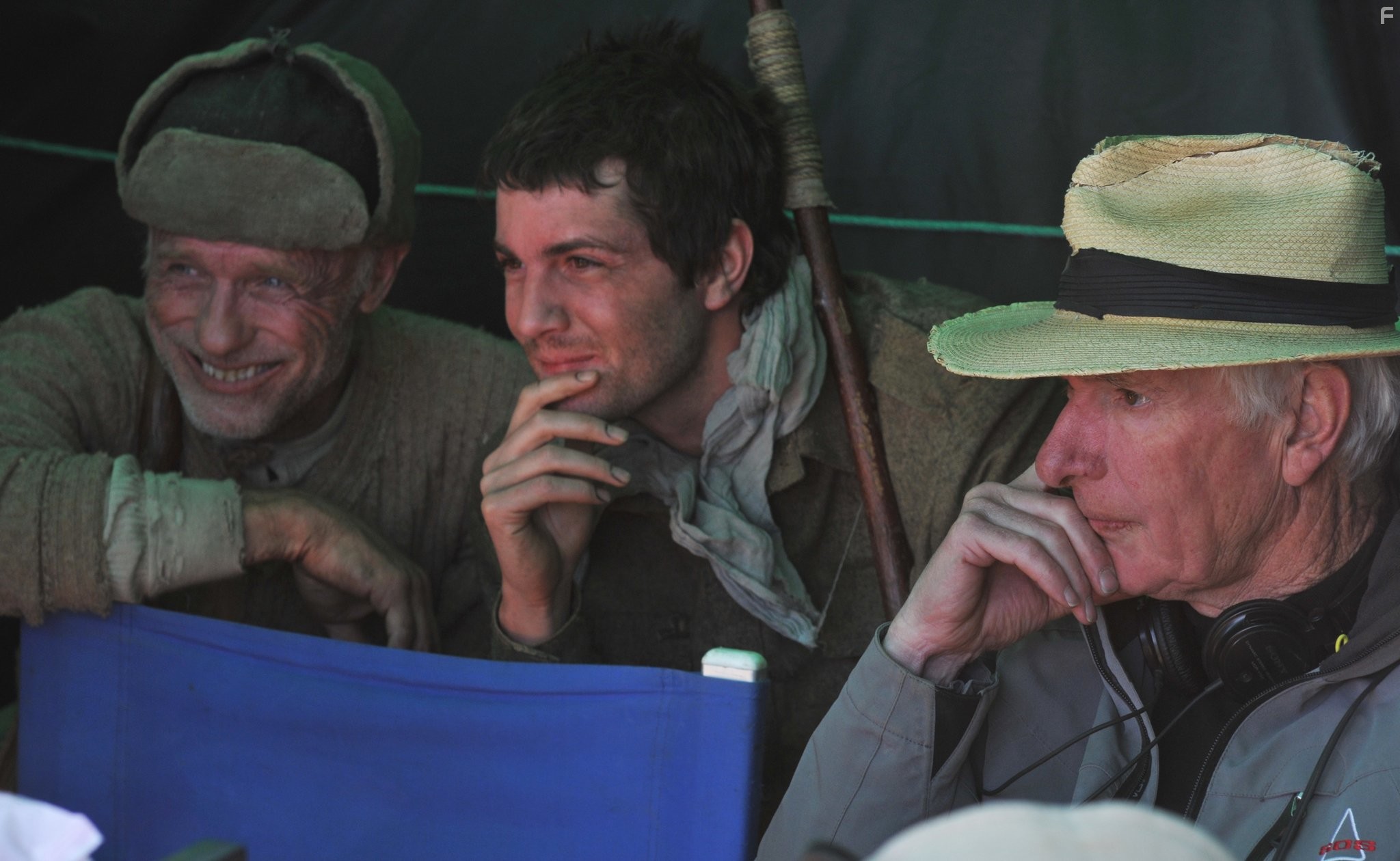 Ed Harris, Peter Weir, and Jim Sturgess in Путь домой (2010)