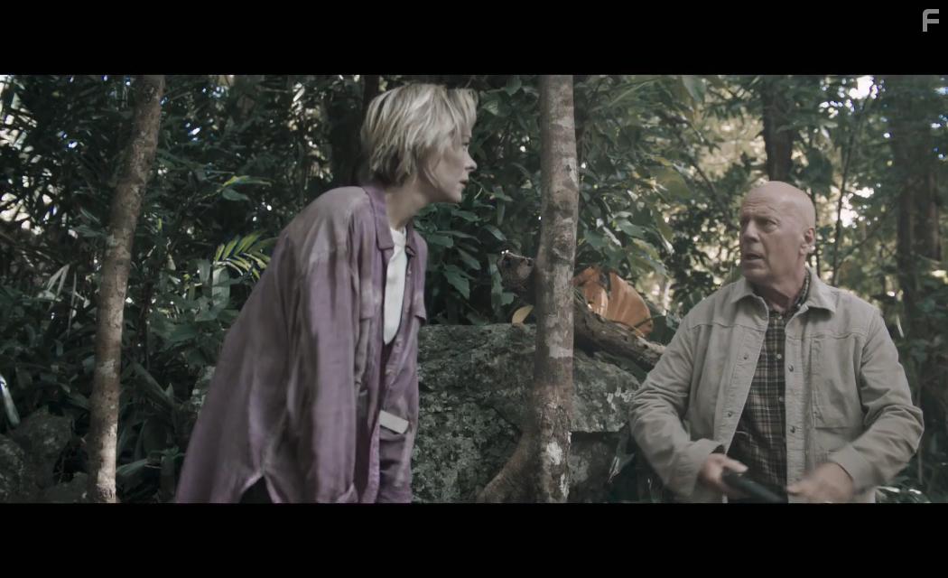 Bruce Willis and Jaime King in Out of Death (2021)