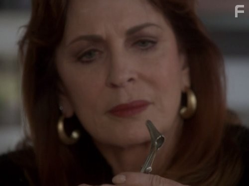 Joanna Cassidy in Следствие по телу (2011)