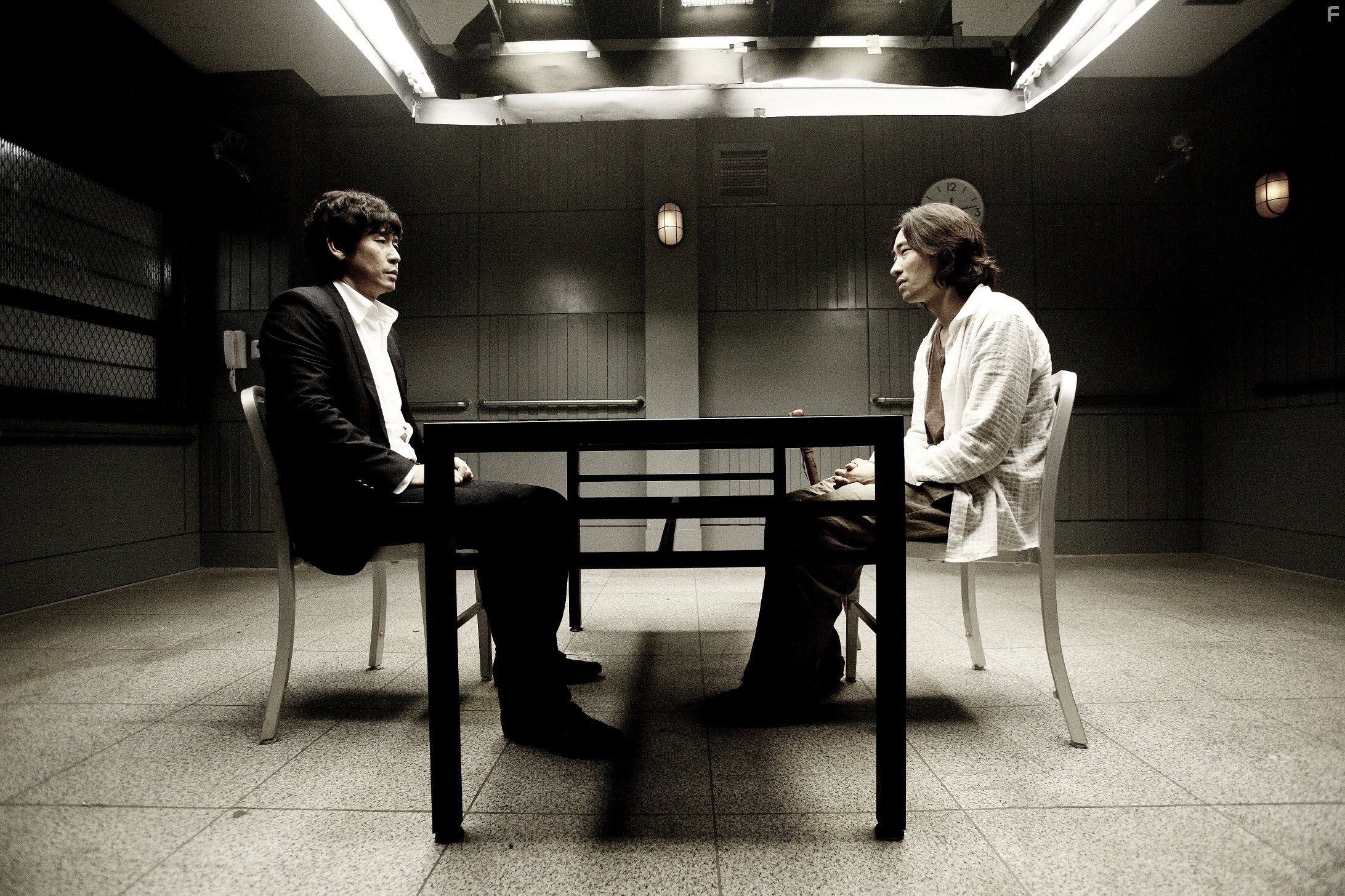 Seung-bum Ryoo and Kyung-gu Sol in Без пощады (2010)