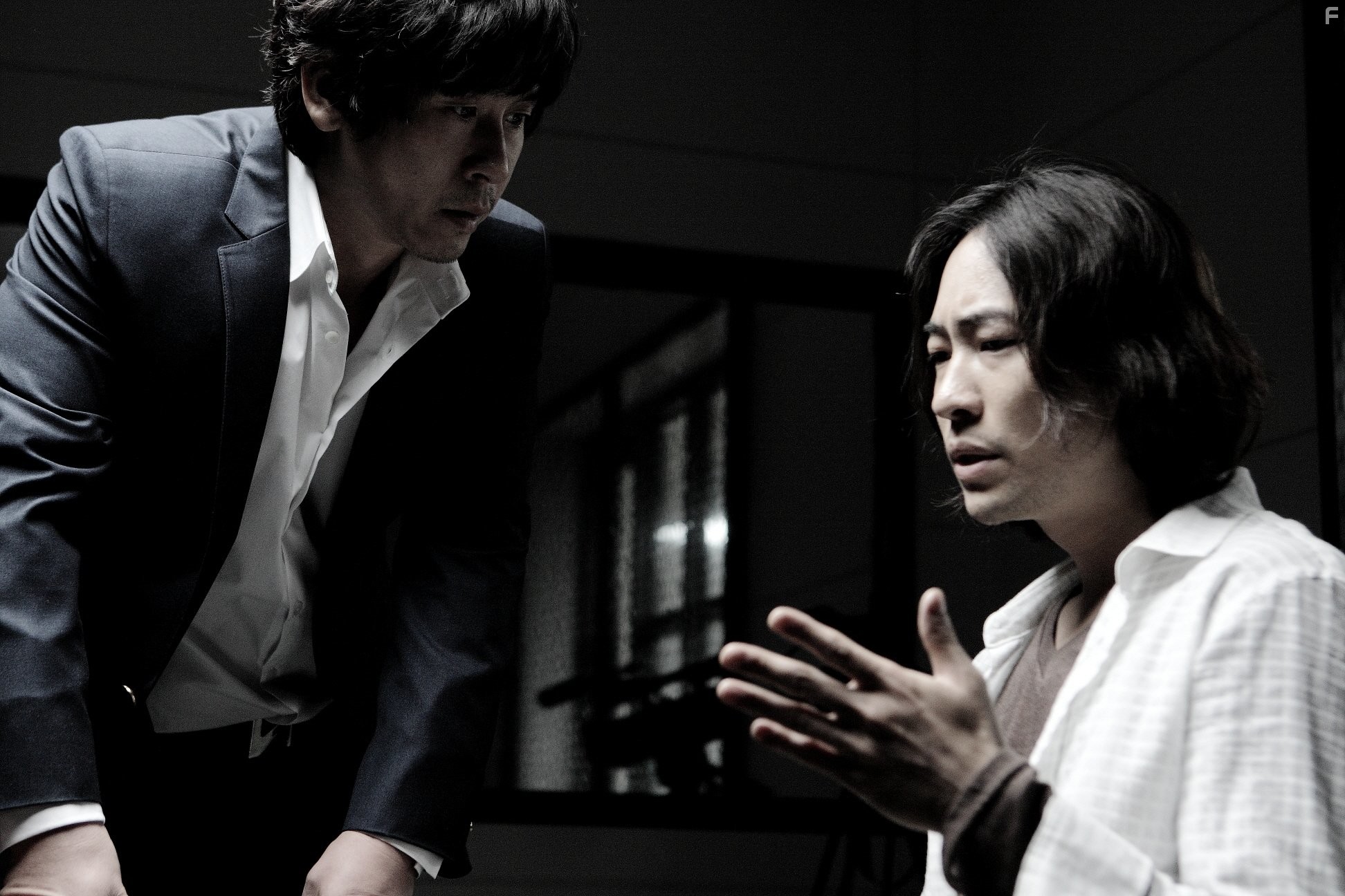 Seung-bum Ryoo and Kyung-gu Sol in Без пощады (2010)