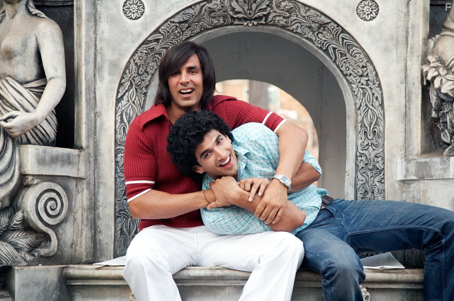 Akshay Kumar and Aditya Roy Kapoor in Переиграть судьбу (2010)