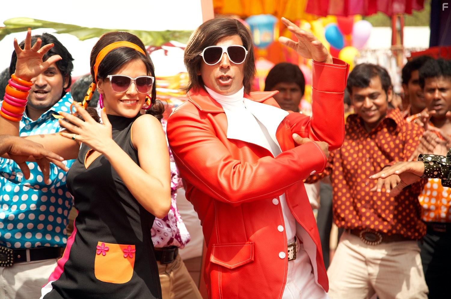 Akshay Kumar and Neha Dhupia in Переиграть судьбу (2010)