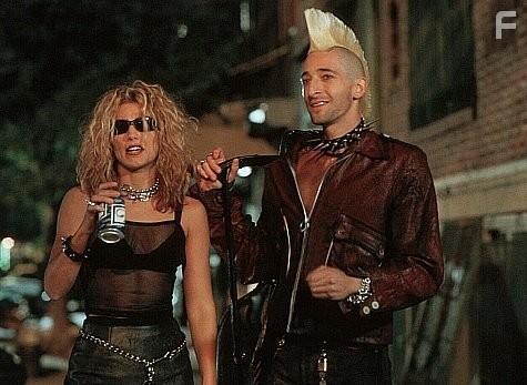 Adrien Brody and Jennifer Esposito in Кровавое лето Сэма (1999)