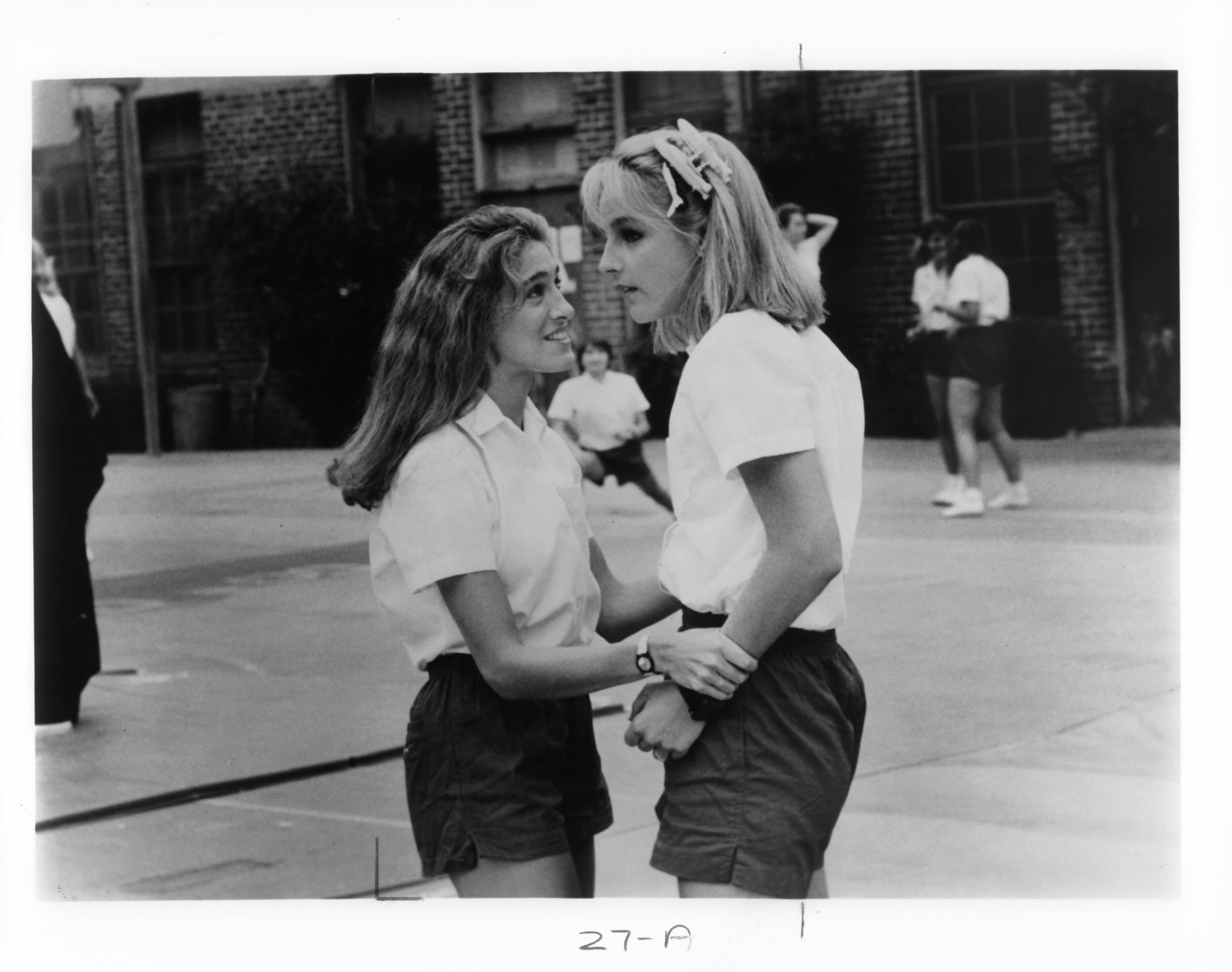 Helen Hunt and Sarah Jessica Parker in Девочки хотят повеселиться (1985)