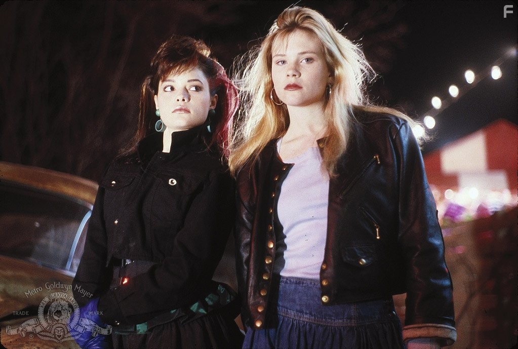 Amy Locane and Celia Newman in Легенда о Билли Джин (1985)