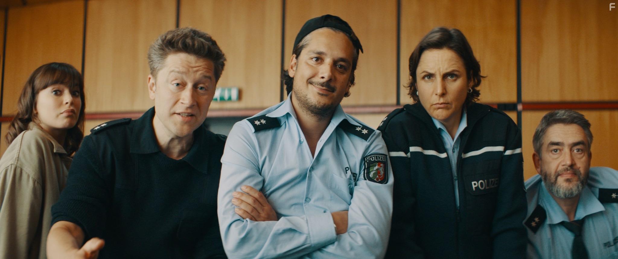 Alexander Hrbe, Sanne Schnapp, Adrian Topol, Xenia Assenza, and Erkan Acar in Faking Bullshit - Krimineller als die Polizei erlaubt! (2020)