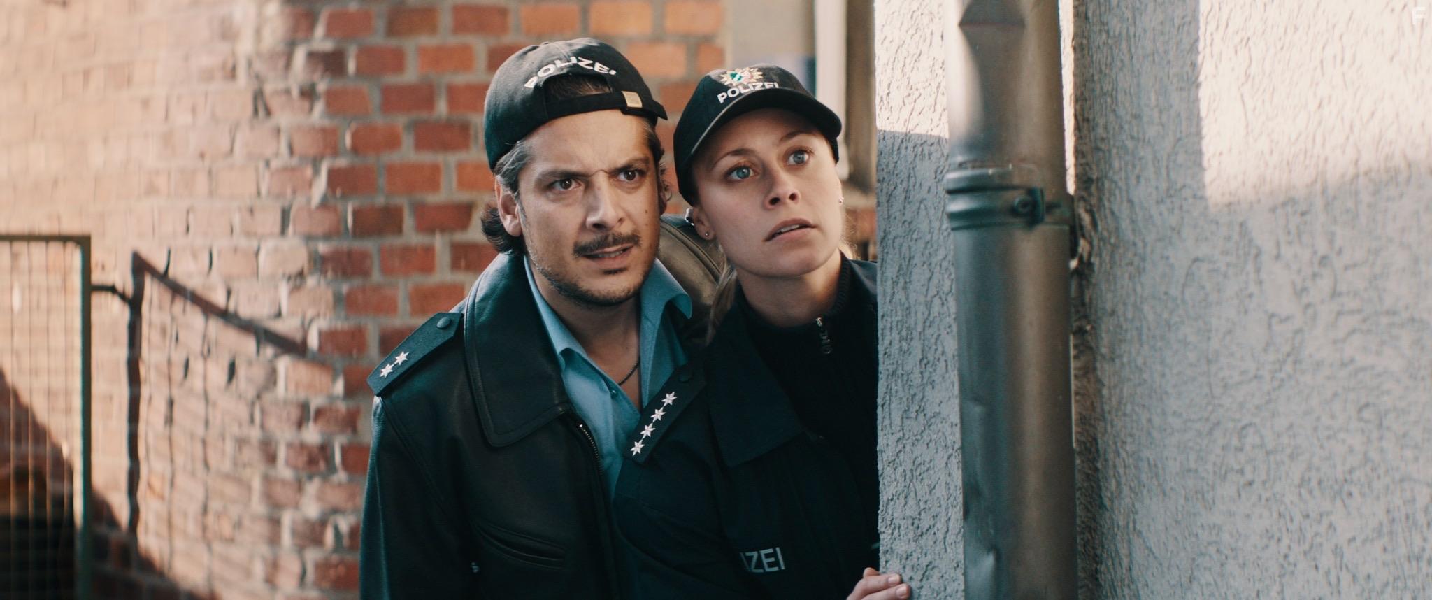 Sina Tkotsch and Erkan Acar in Faking Bullshit - Krimineller als die Polizei erlaubt! (2020)