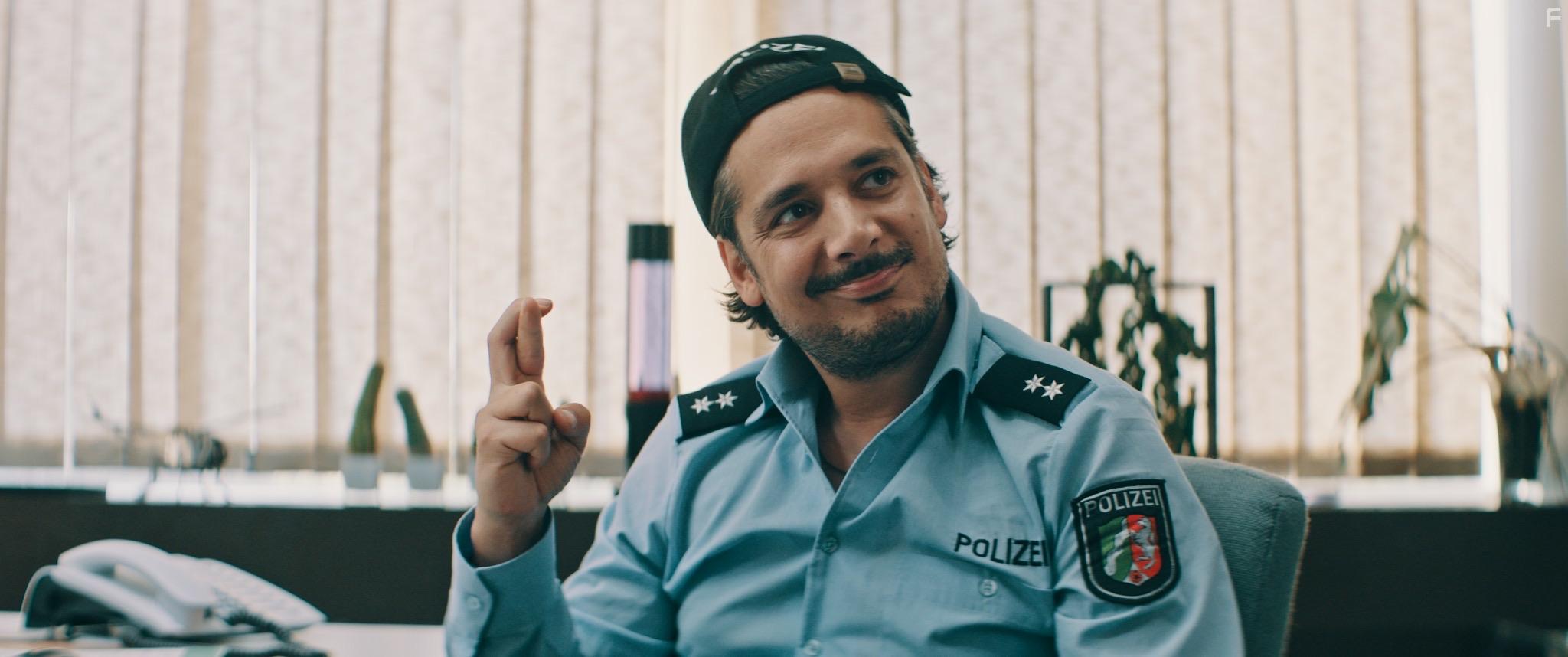 Erkan Acar in Faking Bullshit - Krimineller als die Polizei erlaubt! (2020)