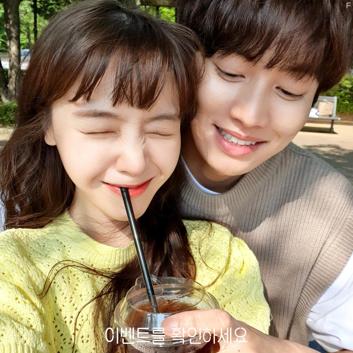 Min-ah Bang and Hwa-Woon Kwon in Ibenteureul Hwakinhaseyo (2021)