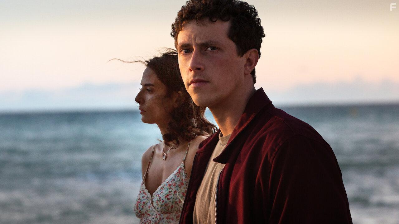 Finnegan Oldfield and Nailia Harzoune in Disparu  jamais (2021)