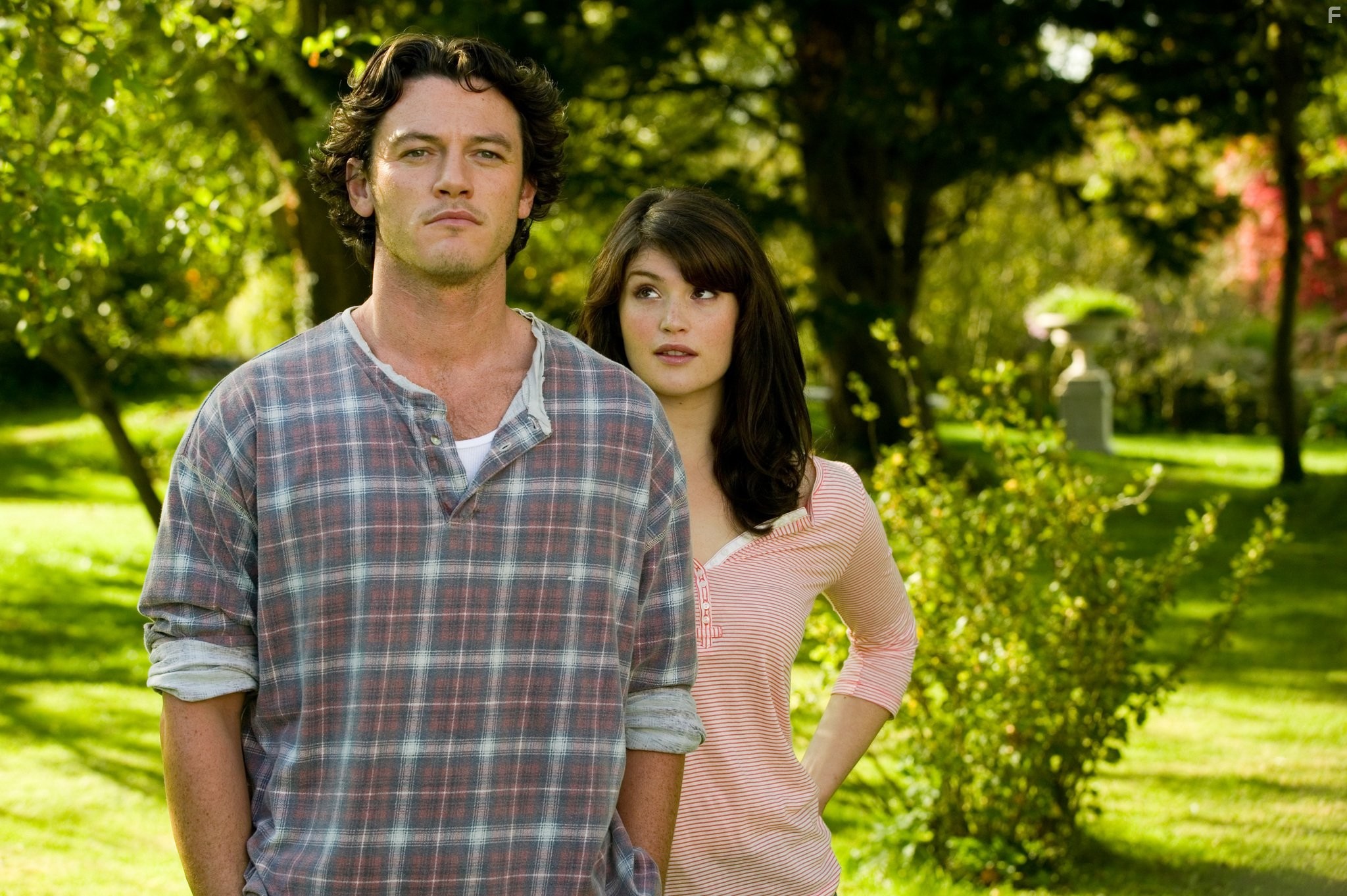 Luke Evans and Gemma Arterton in Неотразимая Тамара (2010)
