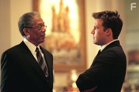 Morgan Freeman and Ben Affleck in Цена страха (2002)