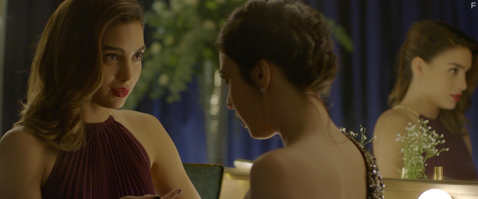 Melissa Barrera and Anahi Davila in Dos Veces T (2018)