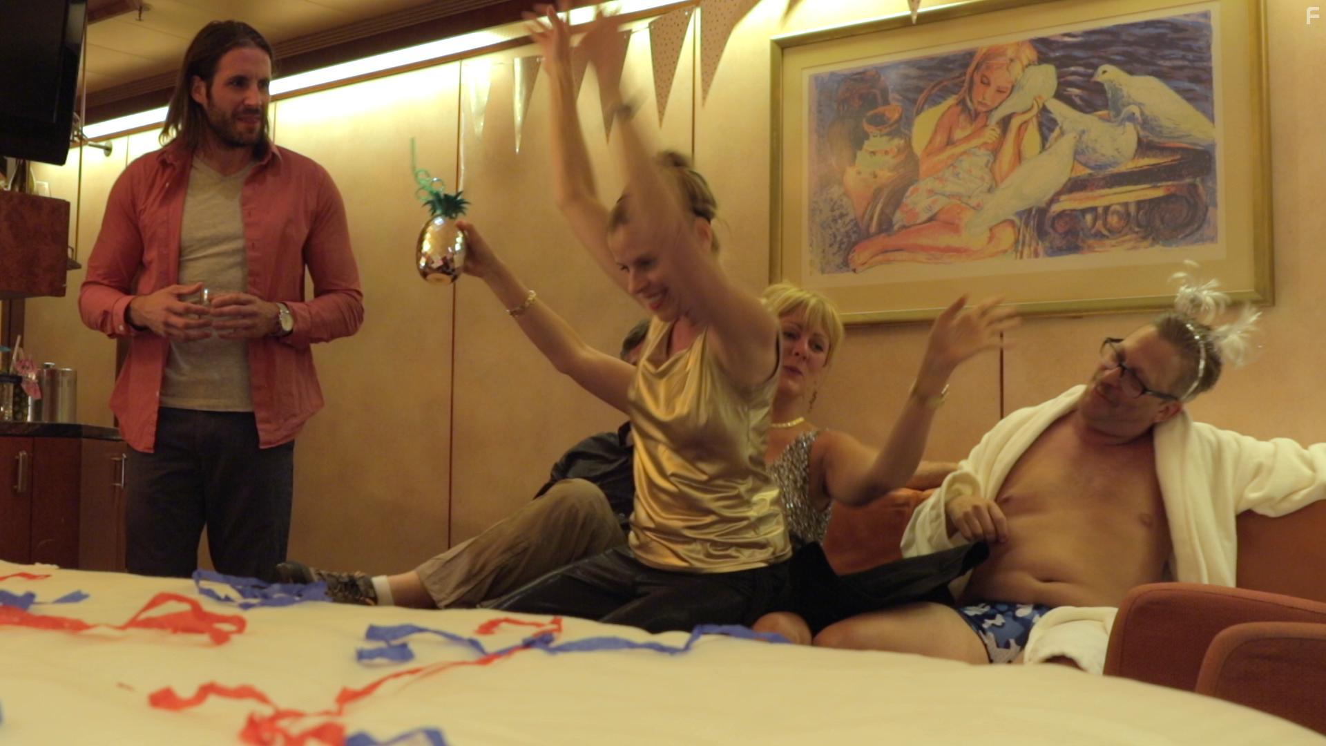 Kelly Lind, Stephan Bernick, Christopher Ramage, James Pirtle, and Laura Scriba in Oh Ship! It's a Family Trip (2020)