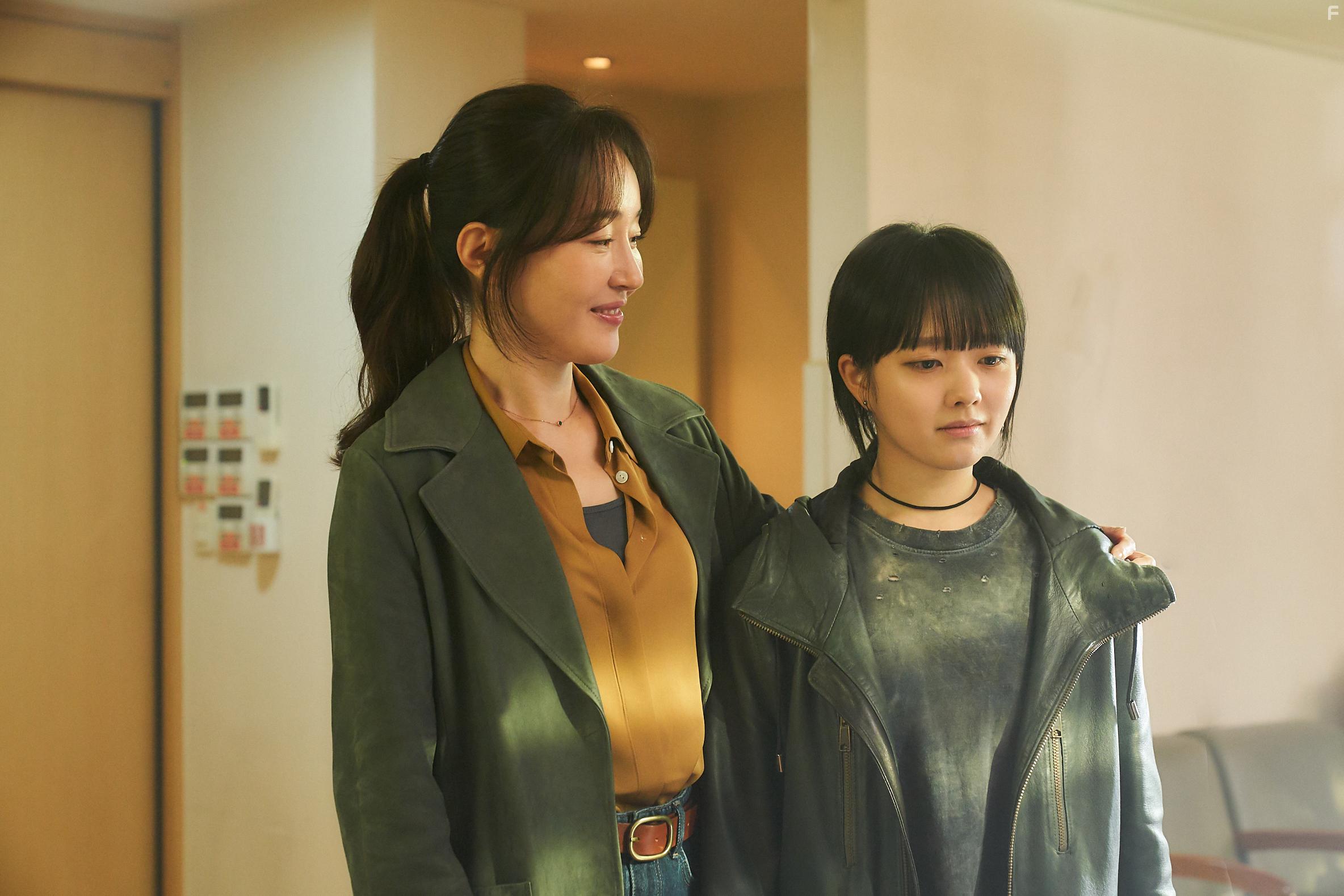 Ji-won Uhm and Ji-so Jung in The Cursed (2021)