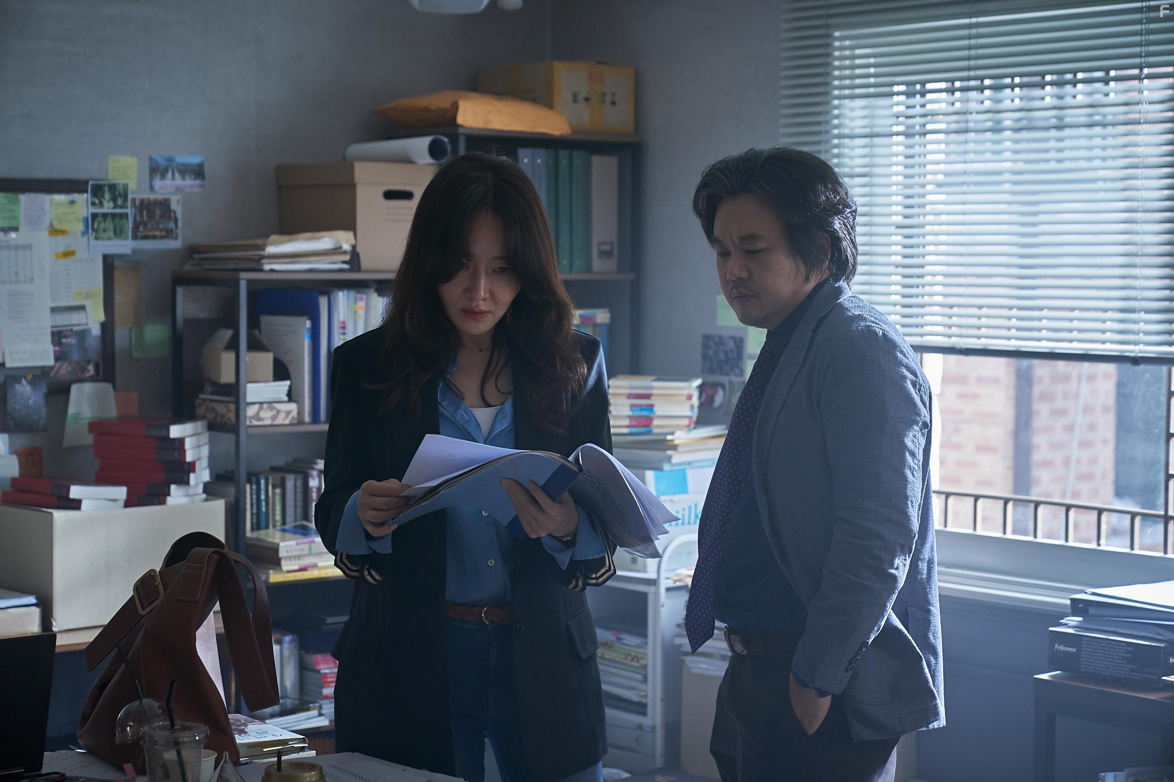 Kim In-kwon and Ji-won Uhm in The Cursed (2021)