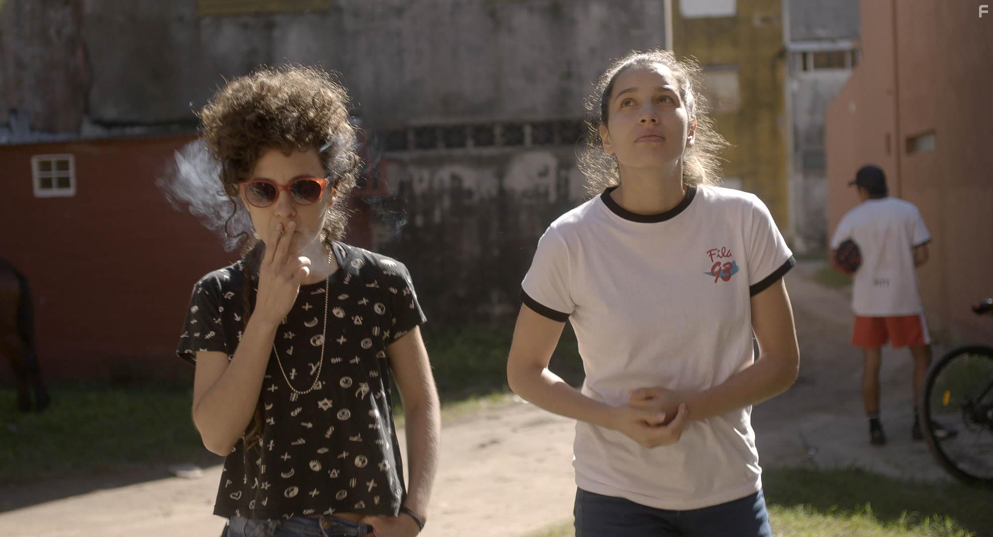 Sofia Cabrera and Ana Carolina Garcia in Las Mil y Una (2020)