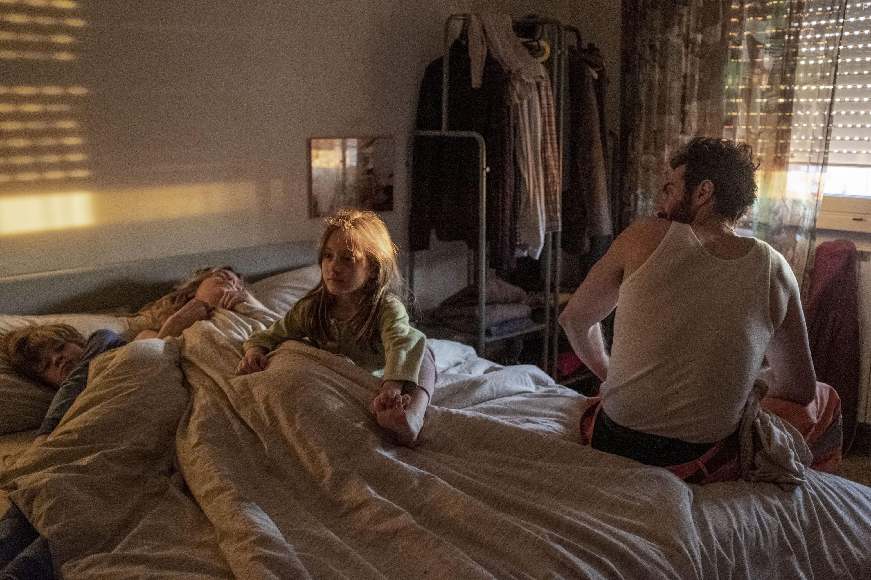 Micaela Ramazzotti, Lorenzo McGovern Zaini, Mia McGovern Zaini, and Mario Sgueglia in Naufragi (2021)