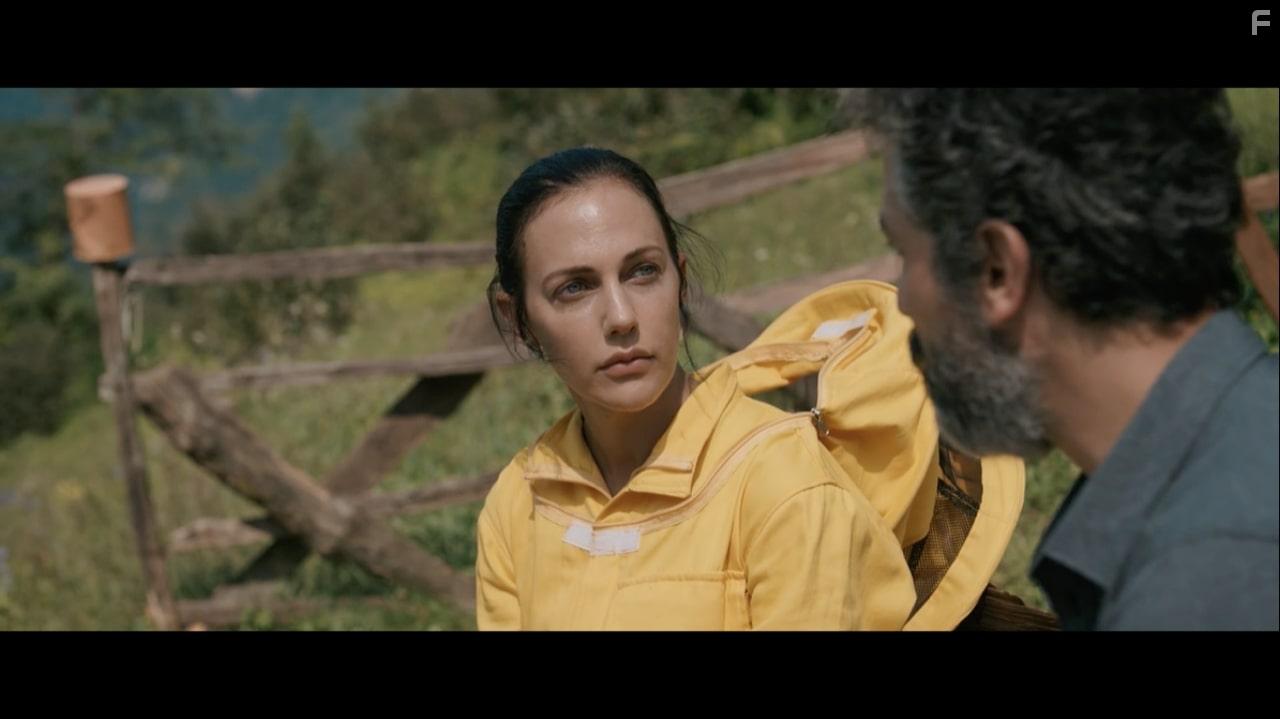 Feyyaz Duman and Meryem Uzerli in Kovan (2019)