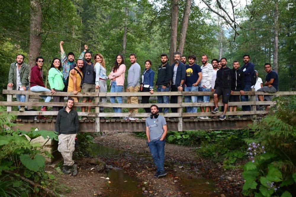 Feyyaz Duman, Eylem Kaftan, Meryem Uzerli, and Burcu Salihoglu in Kovan (2019)