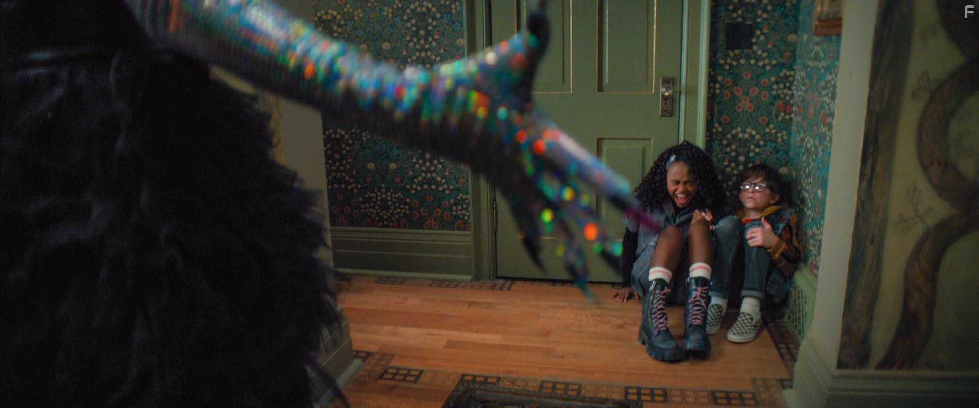 Lidya Jewett and Winslow Fegley in Boeken van de nacht (2021)