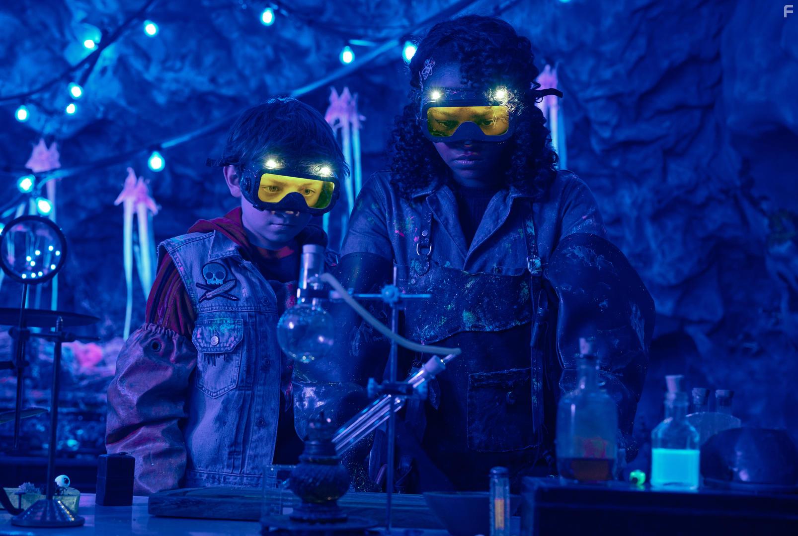 Lidya Jewett and Winslow Fegley in Boeken van de nacht (2021)