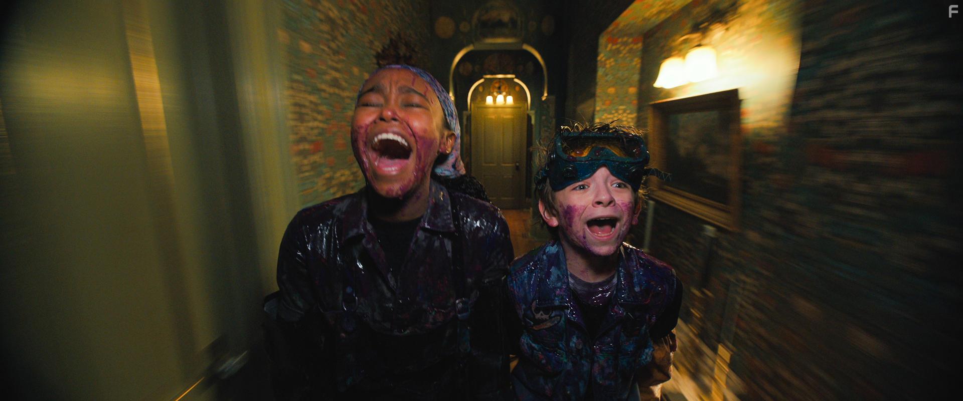 Lidya Jewett and Winslow Fegley in Boeken van de nacht (2021)