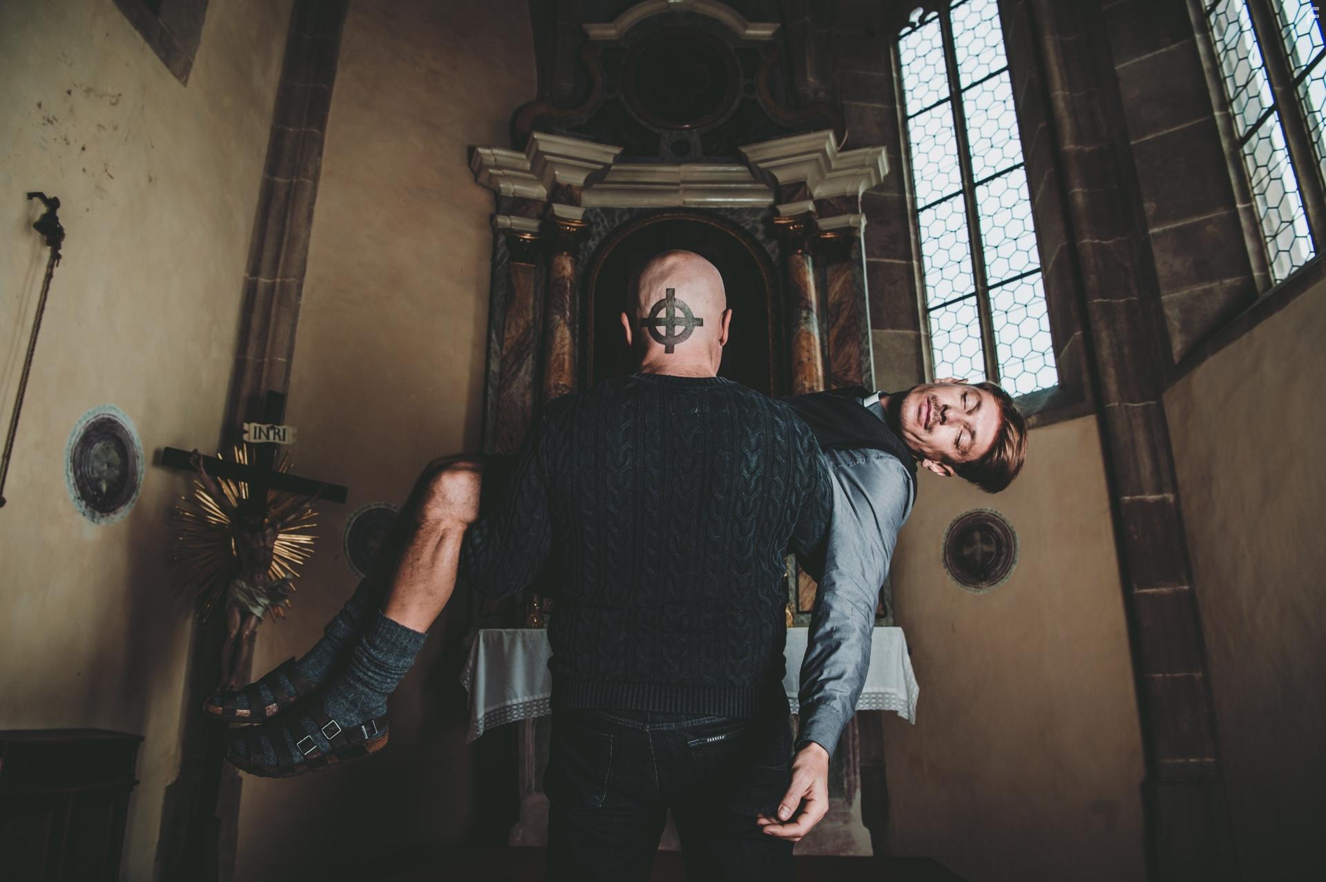 Claudio Amendola and Giorgio Pasotti in Abbi Fede (2020)