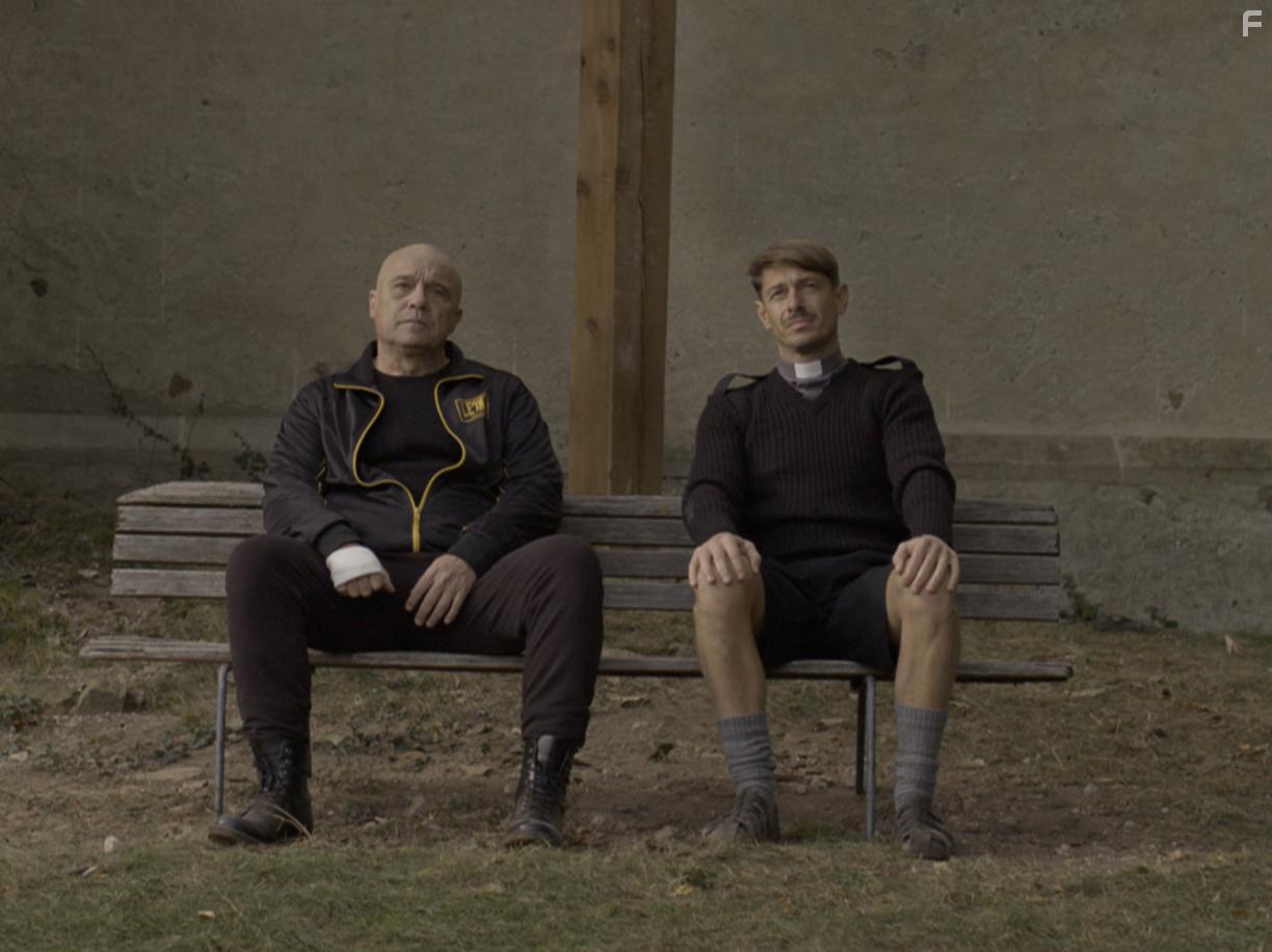 Claudio Amendola and Giorgio Pasotti in Abbi Fede (2020)