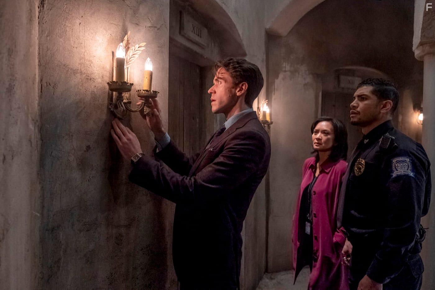 Rick Gonzalez, Sumalee Montano, and Ashley Zukerman in The Lost Symbol (2021)