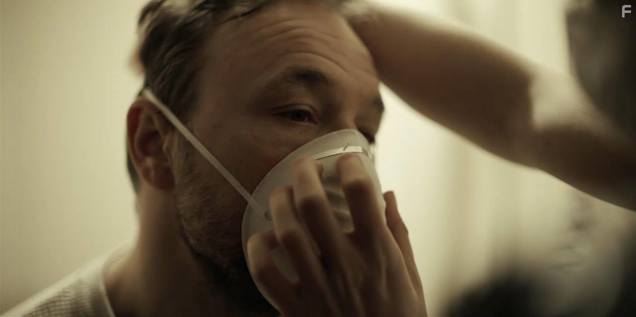 Stephen Graham in Help (2021)